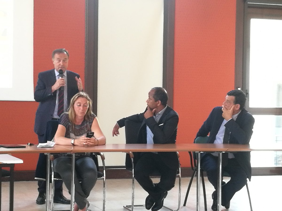 HLancelin's tweet photo. Réunion publique pour soutenir @JMFourgous et @brau_sonia en présence de @BernardDebain et @richardrivaud pour faire gagner nos idées ! https://t.co/4M2e1JzDyR