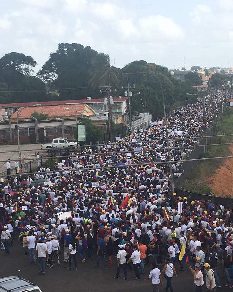 LCRBolivar's tweet photo. Así fue la monumental marcha en repudio al asesinato de Augusto Puga y por el rescate de la democracia en #Venezuela #31May #CiudadBolivar https://t.co/5eaDCdKAa0