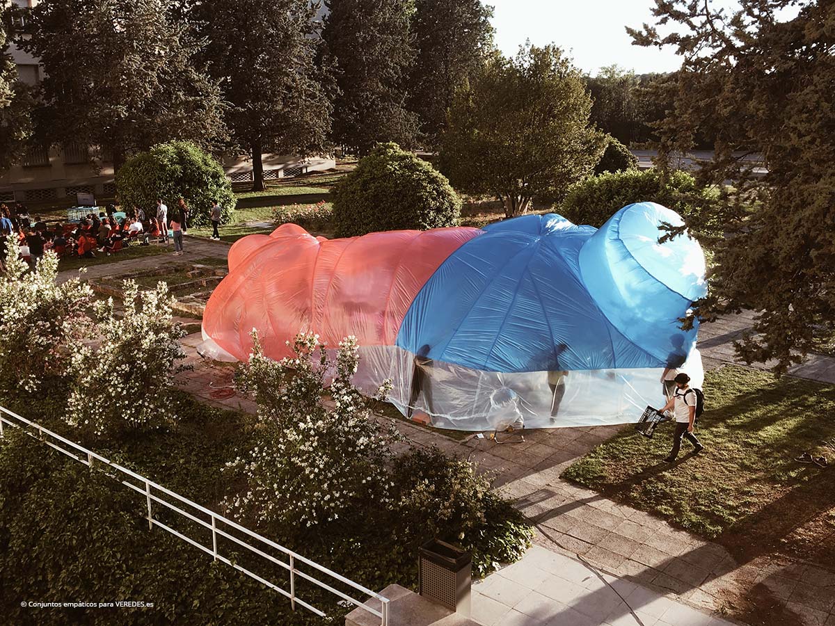 Este pabellón efímero se construye para la celebración <a href="/COCAetsam/">COCA 17 Mediacciones</a>#arquitecturaefímera <a href="/ConjEmpaticos/">ConjuntosEmpaticos</a> ow.ly/bD5j30bZHz9