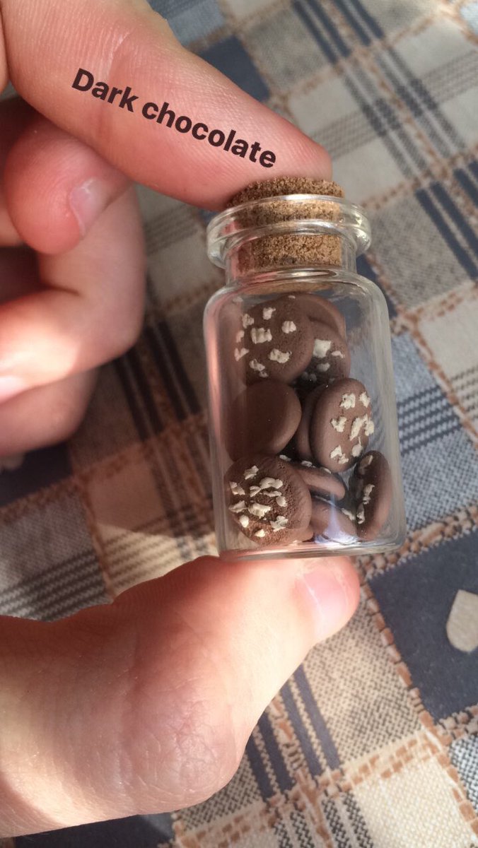 ToadstoolCraft2's tweet image. #handmadehour mini polymer clay cookie jar keyrings, soon to be listed on my etsy shop! Loved making them 😄🍪