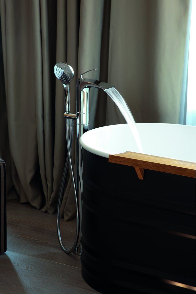 A4. #Faucet finishes still chrome &amp; brushed nickel. Increasing interest in #waterfall inspired faucets bit.ly/tubfiller #KBtribechat