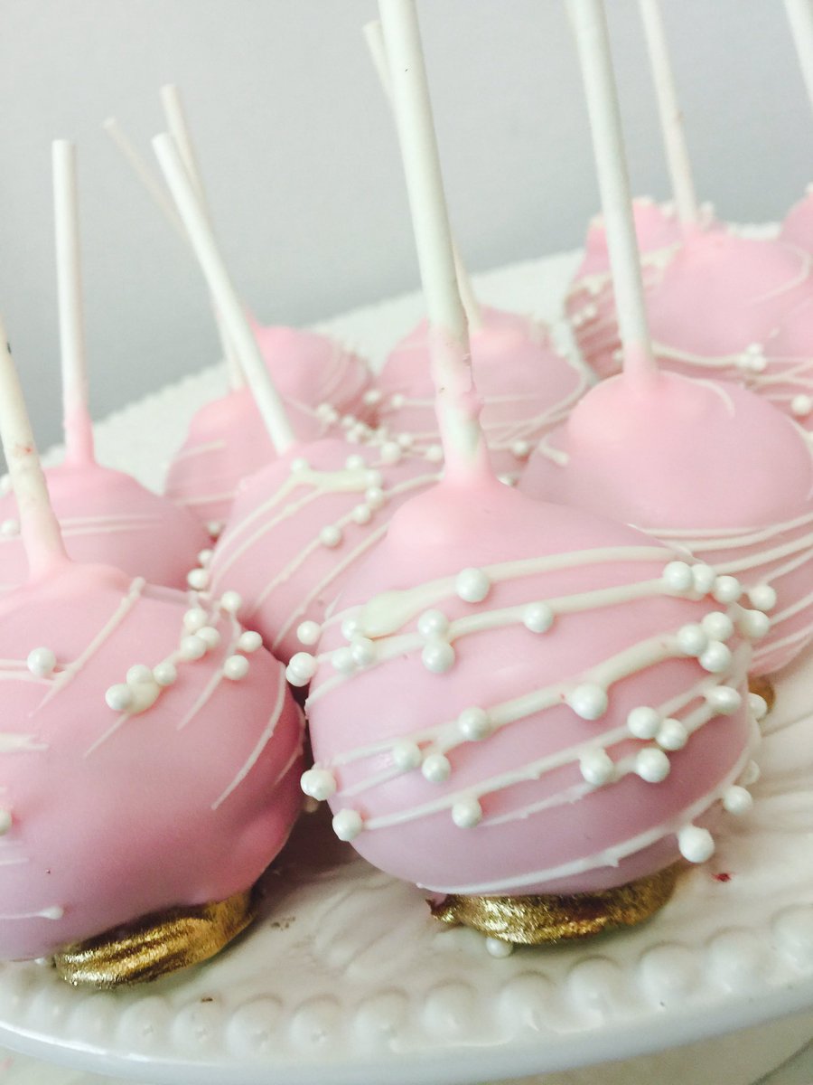 kimmiesweett's tweet photo. What about the cake #Mississippiartist #thepinkstore https://t.co/DTasiesFwi