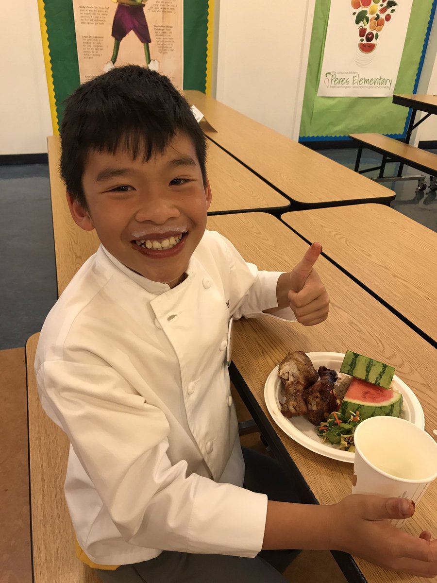 TurningGreenOrg's tweet photo. "The best! Way better than plastic wrapped #schoolfood" Peres ES students love the #FLOSN lunch being served up by the @consciouskitchn https://t.co/WaVgEeLrXi