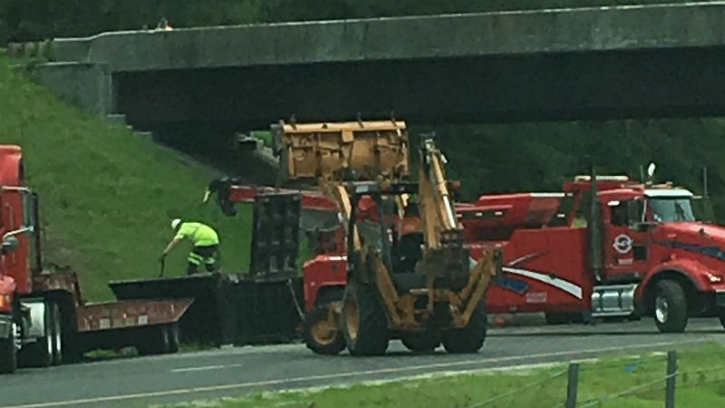 wectnews's tweet image. JUST IN: Dump truck crashes into an overpass on I-40. buff.ly/2qBWv4S