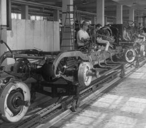 Gilder_Lehrman's tweet photo. #OTD 1927: The Ford Model T finishes production. Read about how the car transformed Detroit and the motor industry: https://t.co/nn6qxxMRPZ https://t.co/fhYNP970Mi