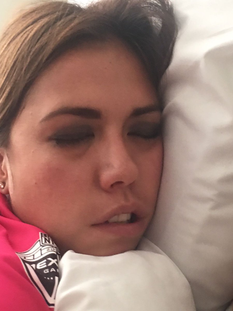 dj_holguer's tweet photo. Que bonito se ve mi prima cuando duerme...
#yolo https://t.co/XbwcDQyPJ3