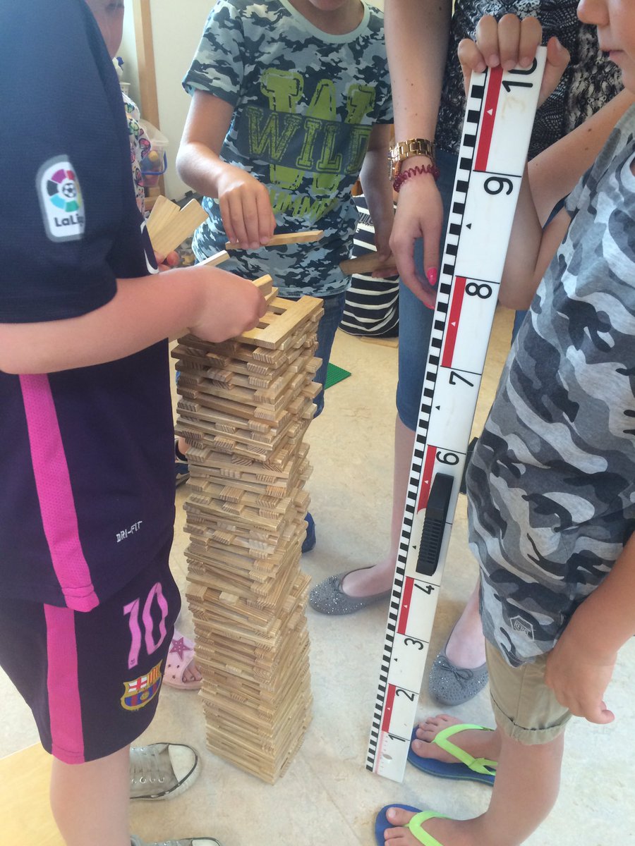 Met je groepje een toren van 1 meter hoog van Kapla bouwen.