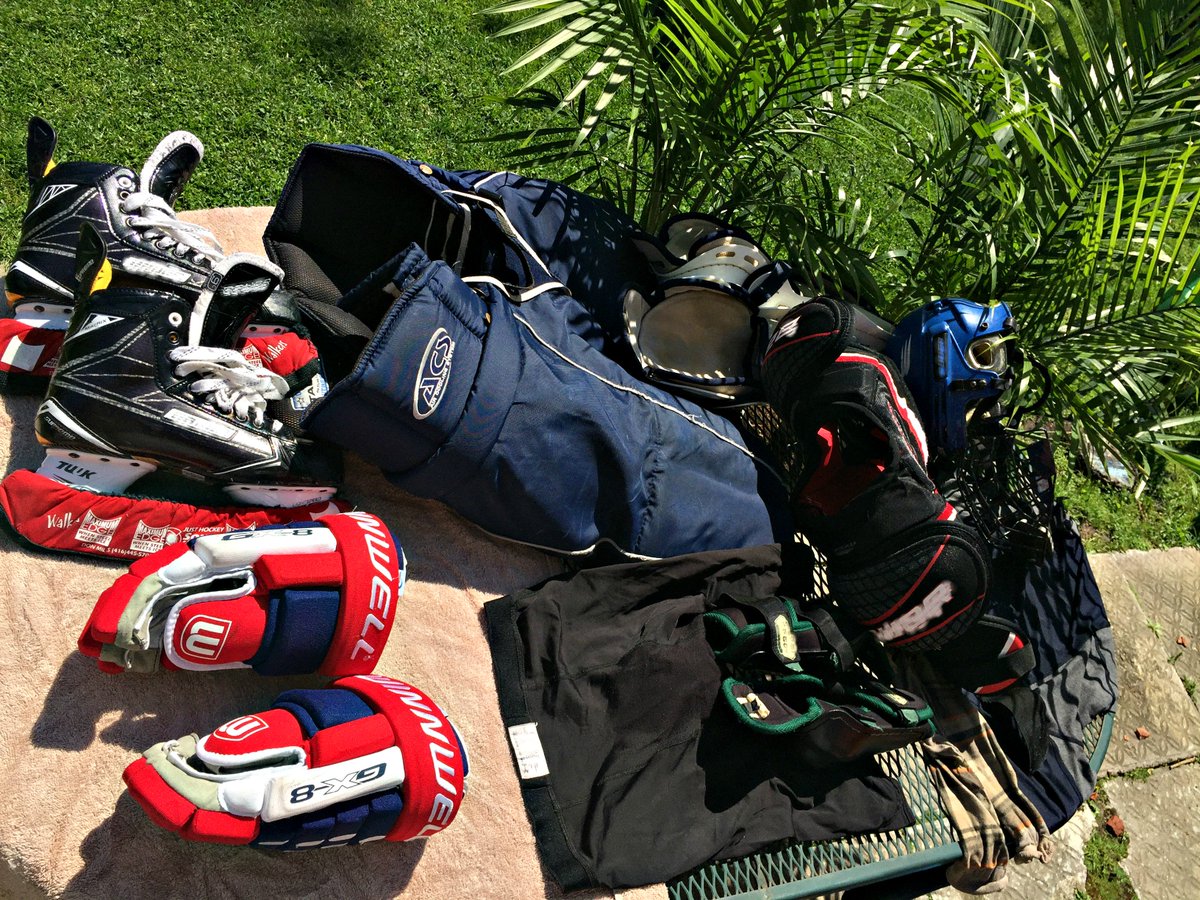 winnwellhockey's tweet photo. The best part of summer....nature is your drying rack! #WinnwellWednesday #HockeyNeverStops #AirDry #Outdoors #Summerpuck (πΈ@rjwiller) https://t.co/m19IRekBc4