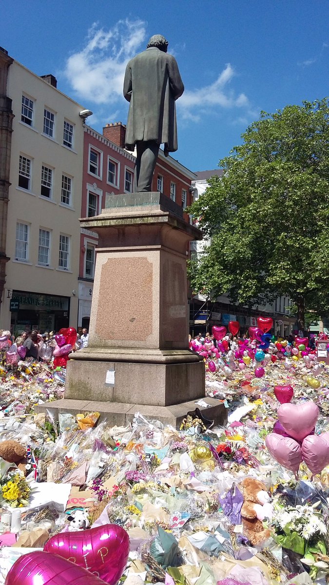 YasminHartley74's tweet photo. @ILoveMCR #StandupforManchester #Hope  #PrayForManchestermilan More St Anne's Square pictures https://t.co/uYTjnb8iUx