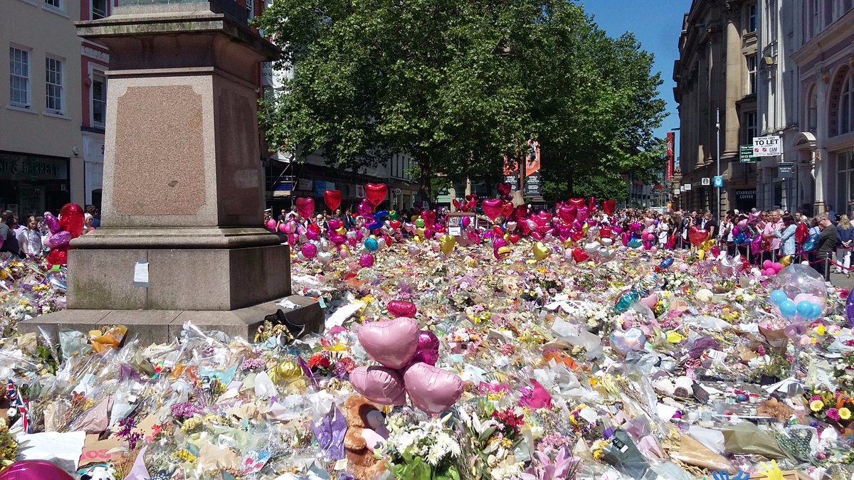 YasminHartley74's tweet photo. @ILoveMCR #StandupforManchester #Hope  #PrayForManchestermilan More St Anne's Square pictures https://t.co/uYTjnb8iUx