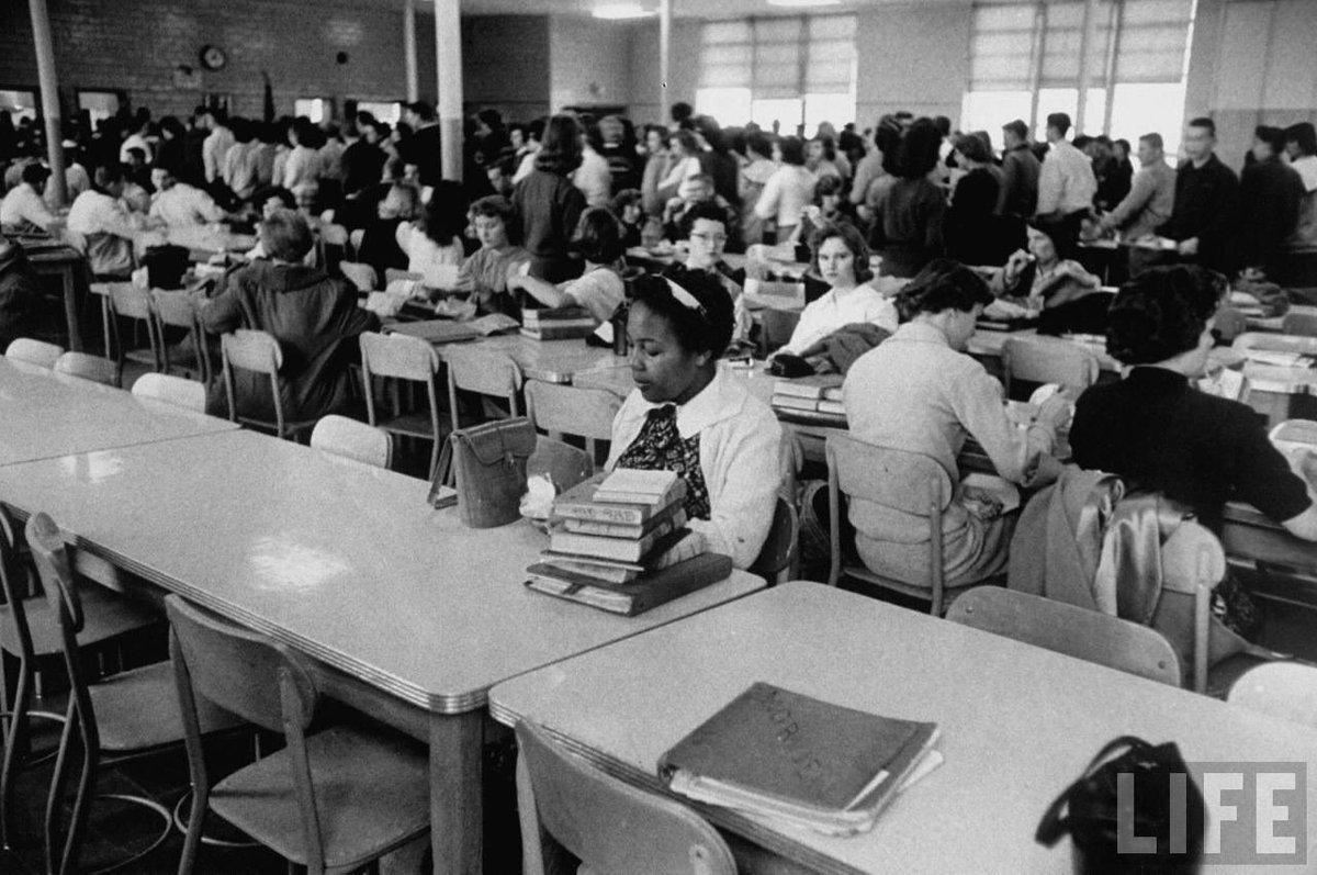 Awter9's tweet photo. طالبة من السود تجلس لوحدها بعد السماح بالاندماج مع الطلاب البيض سنة 1959 #امريكا https://t.co/tAFERDjk5V