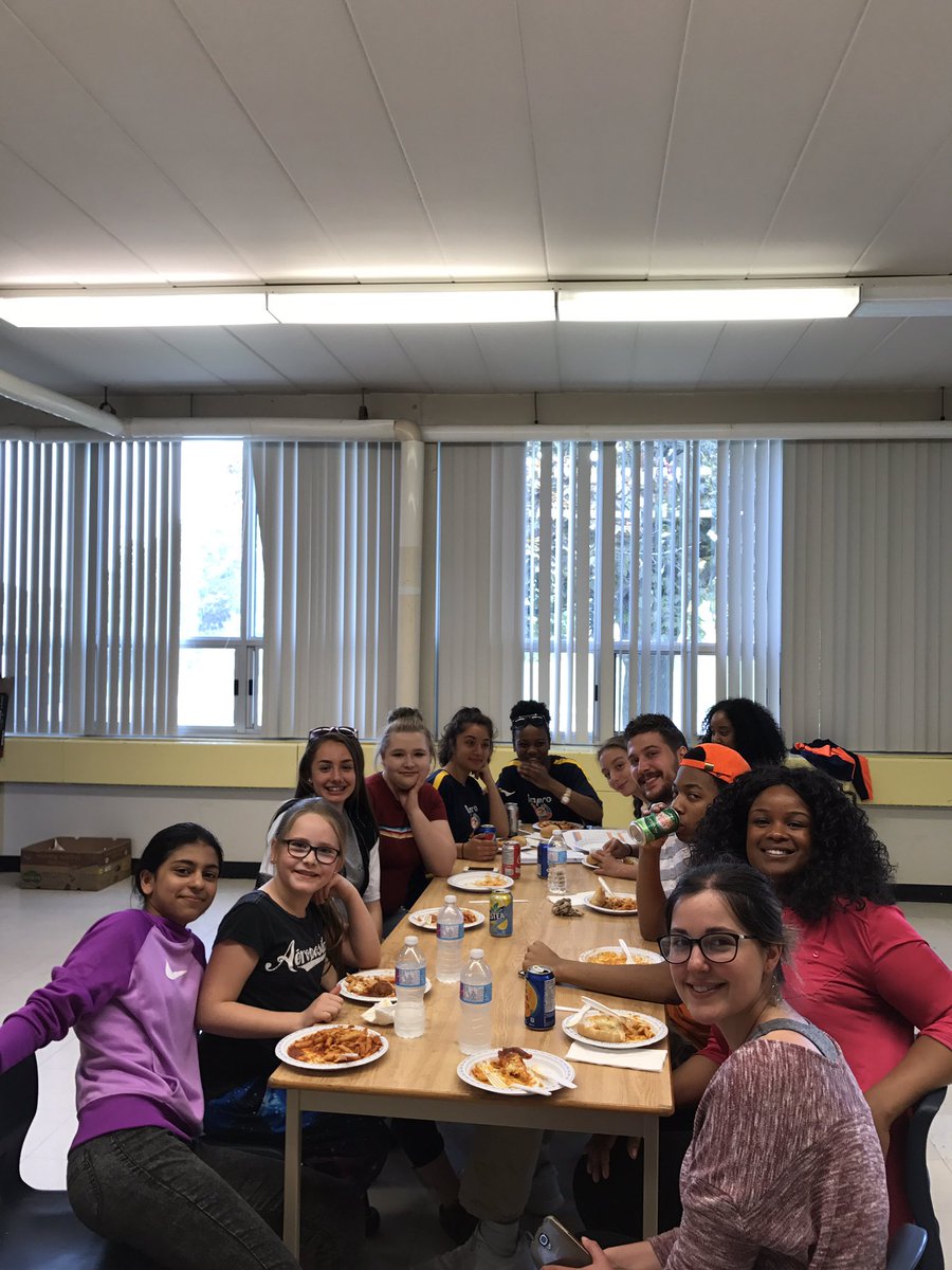 CoreyCSV's tweet photo. 1ère tournée terminée - Superbe succès. "Quoi de Neuf?" sera de retour l'année scolaire prochaine🤗🎊 #merci @CSViamonde @ESRonaldMarion https://t.co/Zjrrf2BgKx