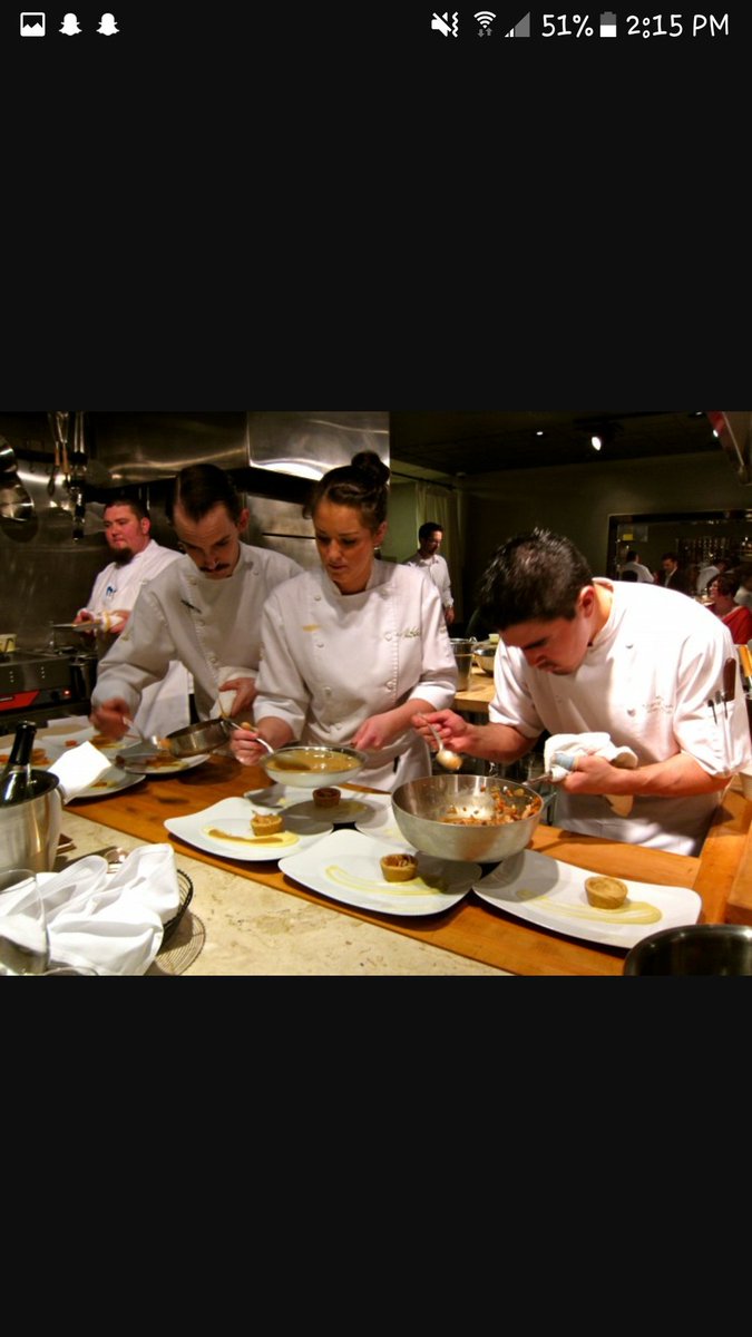 CoffeeH61534461's tweet image. Assembly lines help to get food done and out the door in an it felt fashion #workquickly