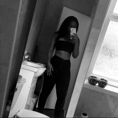 Watch Oyinlola 👑's leaked NSFW photo on TwXstars