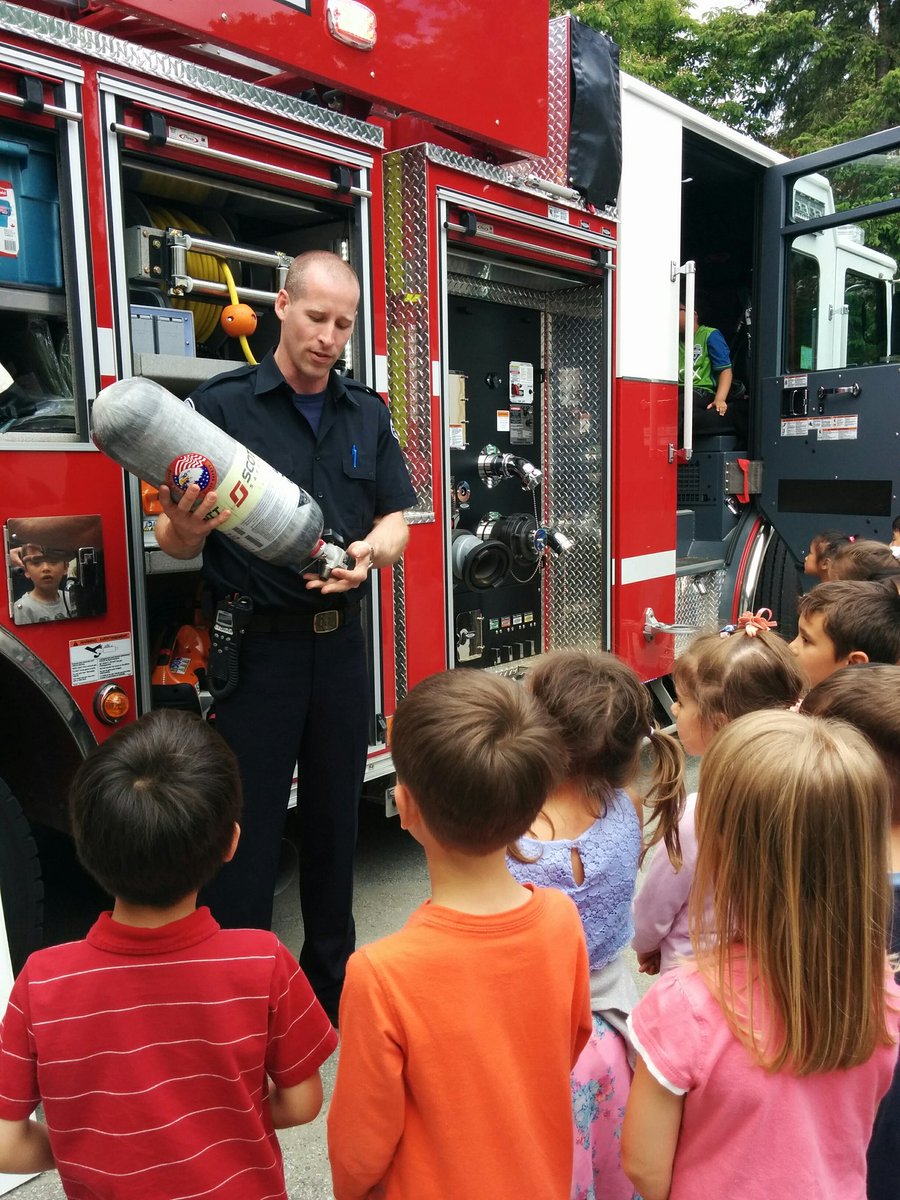 lwongmontessori's tweet photo. NW Engine 1 came and visited our Kindergarten classed at Connaught Heights. @ConnaughtElem #sd40learms https://t.co/P7NZdDgHDt