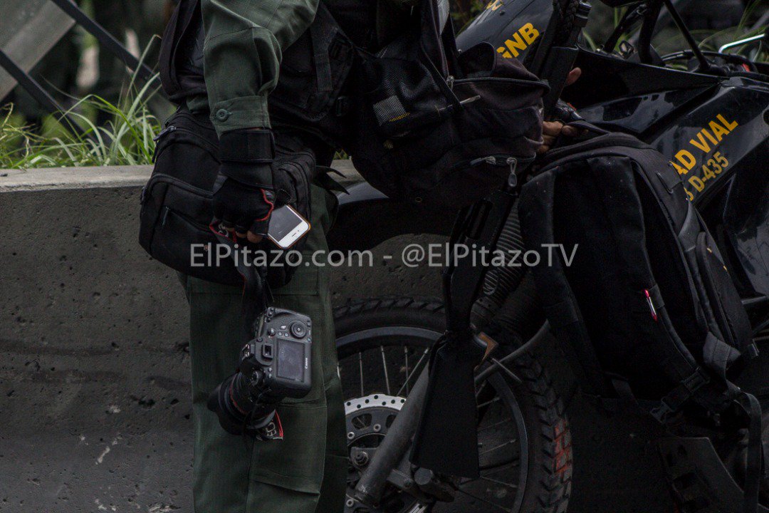 sntpvenezuela's tweet photo. #ALERTA Capturan momento en que la GNB roba equipos del reportero Francisco Bruzco en el Distribuidor Altamira. Fotos @ElPitazoTV  #31Mayo https://t.co/jOEllBa5xW