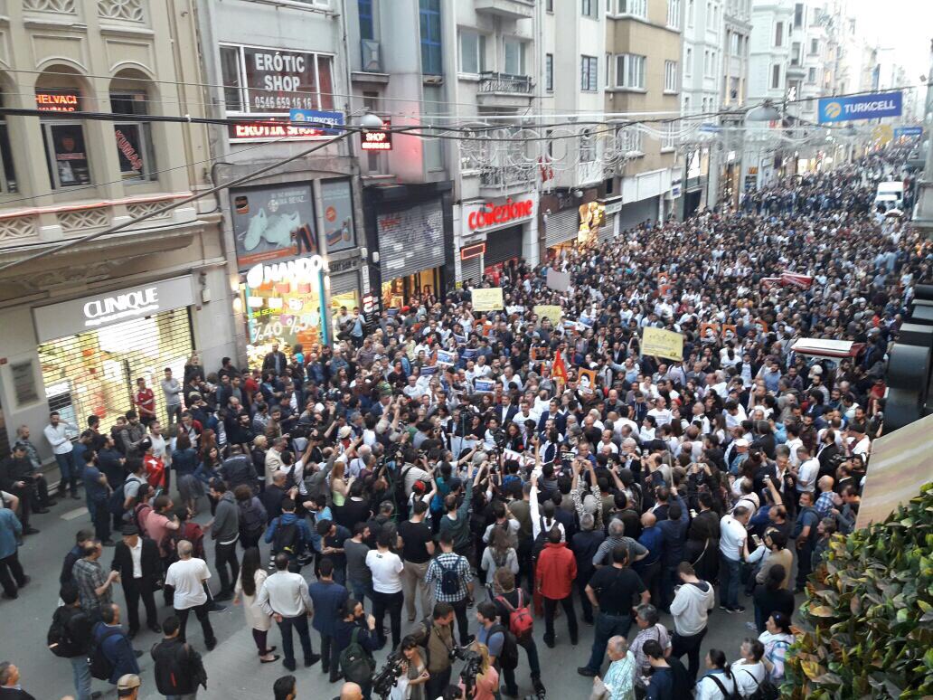 alper_tas's tweet photo. Gezi'nin 4. Yılında yine biraradaydık.
#GeziyiUnutma dık https://t.co/V3TnZ421rk