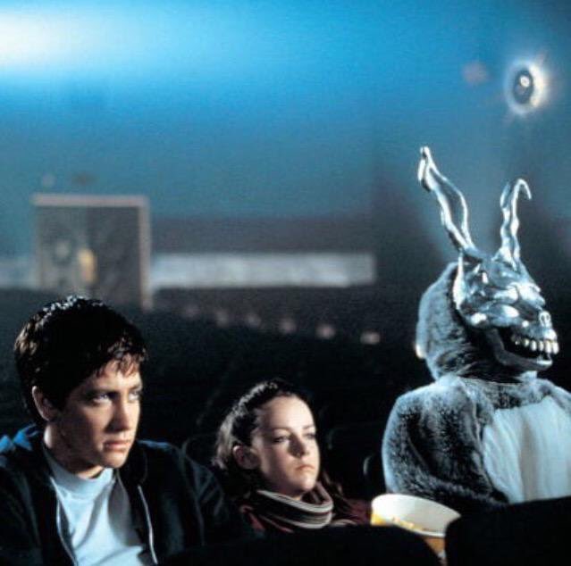 Şimdi arkanıza yavaşça yaslanın ve arkanızda yaslanacak bir şey olmadığını hayal edin diyen film.

"Donnie Darko" (2001)