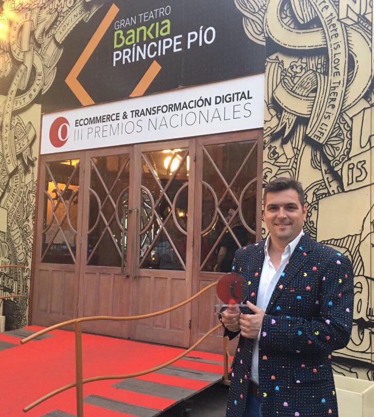 funidelia's tweet photo. Contentísimos tras recibir en #IIIPremiosecommerce el premio al mejor proyecto de internacionalización #ecommerce - con @ObsEcommerce https://t.co/v5ayt88tF6