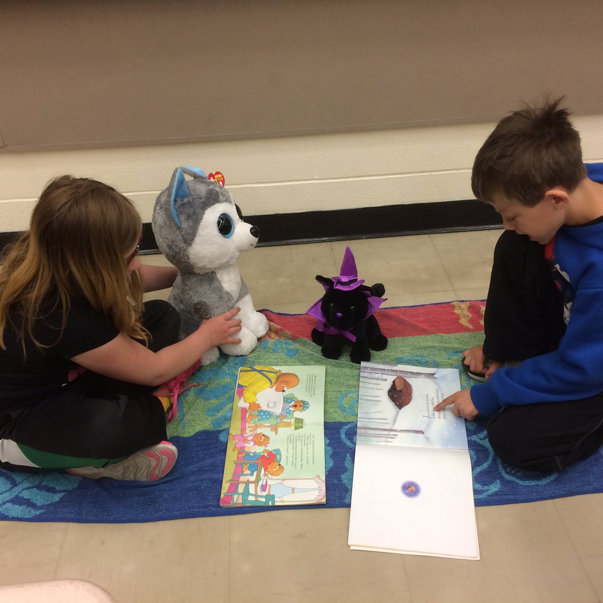 laniganelemsch's tweet photo. #petday in 2F! Reading &amp; writing with pets, snacking on "pet food" &amp; picnic lunch with our furry friends. #stuffedtoyanimals @horizonsd205 https://t.co/LclDKs23Ww