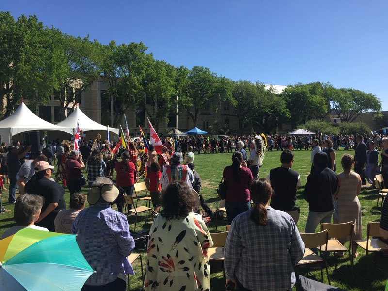 Powwow at University Celebrates Indigenous Graduates dlvr.it/PHYvt9 https://t.co/zQZxdyzP6t