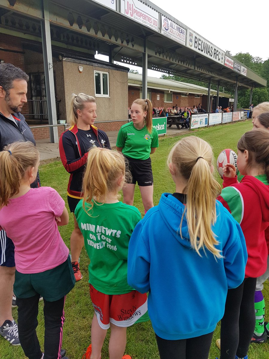 RugbyChargers1's tweet photo. Great to have @siani_moore training with us tonight #ambassador #girlsofgwent #wrugby 🏉🏉 https://t.co/Ckc504Rlxu