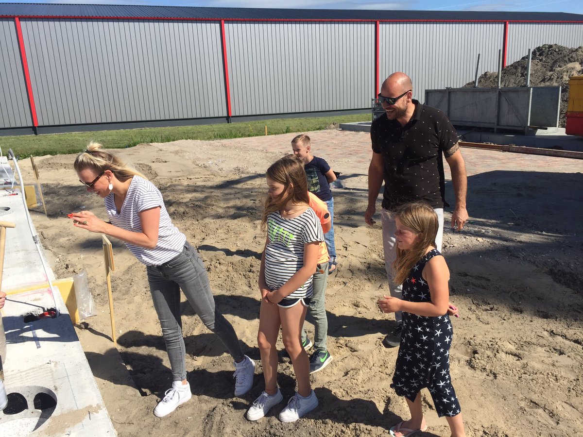 kohuisman's tweet photo. Fijne momenten bij de laatste fase van @Broekrijk @VanWijnenGroep starthandeling met de toek. bewoners, mooie leefomgeving #langedijk #trots https://t.co/Taa8Rc4aFK