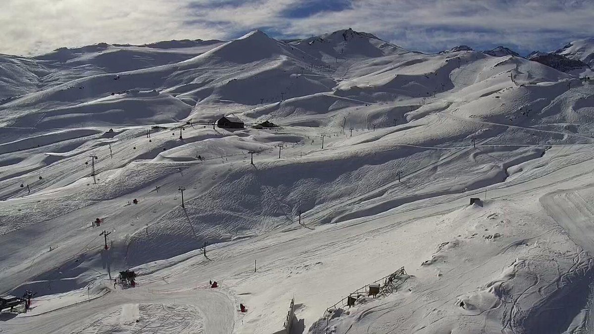 VacationRoost's tweet photo. @Valle_Nevado opened a month early this past Saturday after receiving more than 4 feet of #snow in two weeks! Hello summer skiing! https://t.co/CIhoywe1tG