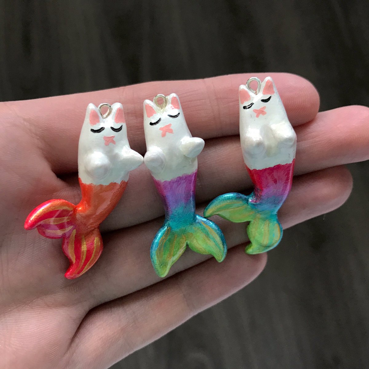 hollymrgn's tweet photo. Metallic mermaid cats added to Etsy... GO GO GO! https://t.co/EKL1lWbtUU 👈🏼 #mermaidcats #catmermaids #cats #mermaidtails #polymerclay https://t.co/Mx3HUz1Dg9