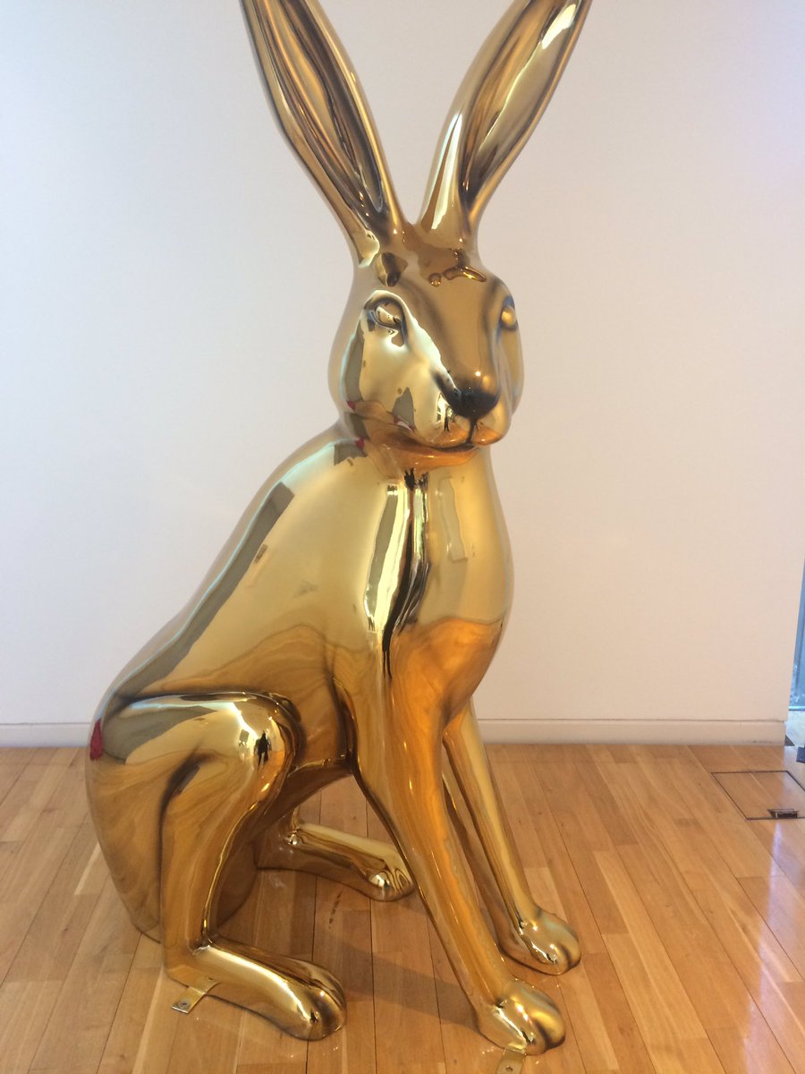 Woweee!! So excited to see this fabulous Golden Hare being revealed, Many thanks to @GoGoHares2018 and <a href="/NorwichUniArts/">Norwich University of the Arts</a>