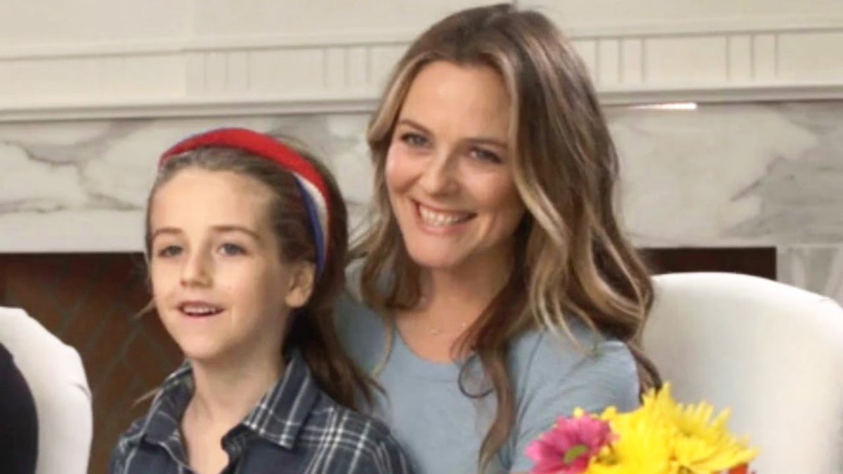 clearlyveg's tweet photo. In @FarmSanctuary's #CompassionateMeals #video, #actress @AliciaSilv states #veganism is a 'no-brainer' https://t.co/eFRf5I0JAe #vegancelebs https://t.co/pTzSRyR1jJ