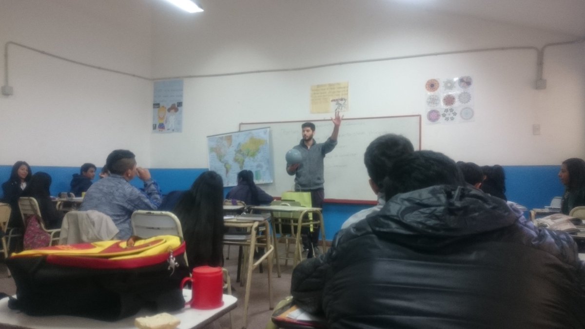 LutyGk44's tweet photo. Agustín #pexa2017 Dividiendo en grupos a sus alumnos través de la técnica "Starwars" Col. Sgto Cabral @EnsenaxArg https://t.co/uPYf2YWz85