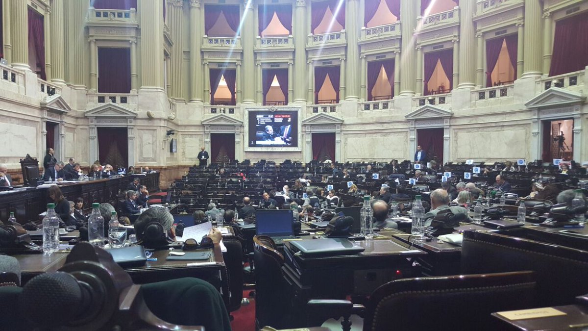 stellahuczak's tweet photo. Mientras @marquitospena informa a la Cámara de Diputados el FPV abandona sus bancas.Esta es la importancia que la oposición le da al diálogo https://t.co/DYCsFZwlHf