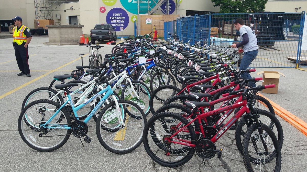 ALPAPilots's tweet photo. 'Jazz Pilots for Kids' volunteered with @BreakfastClubz last weekend, helping to give bikes &amp; helmets to kids in Toronto! #pilotsgiveback https://t.co/A2WHGzbI1l