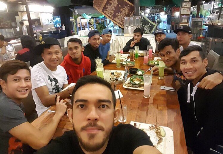 khairulhelmi13's tweet photo. selamat bersahur.🇲🇾 family 💪💪 https://t.co/I1FG3GLReT
