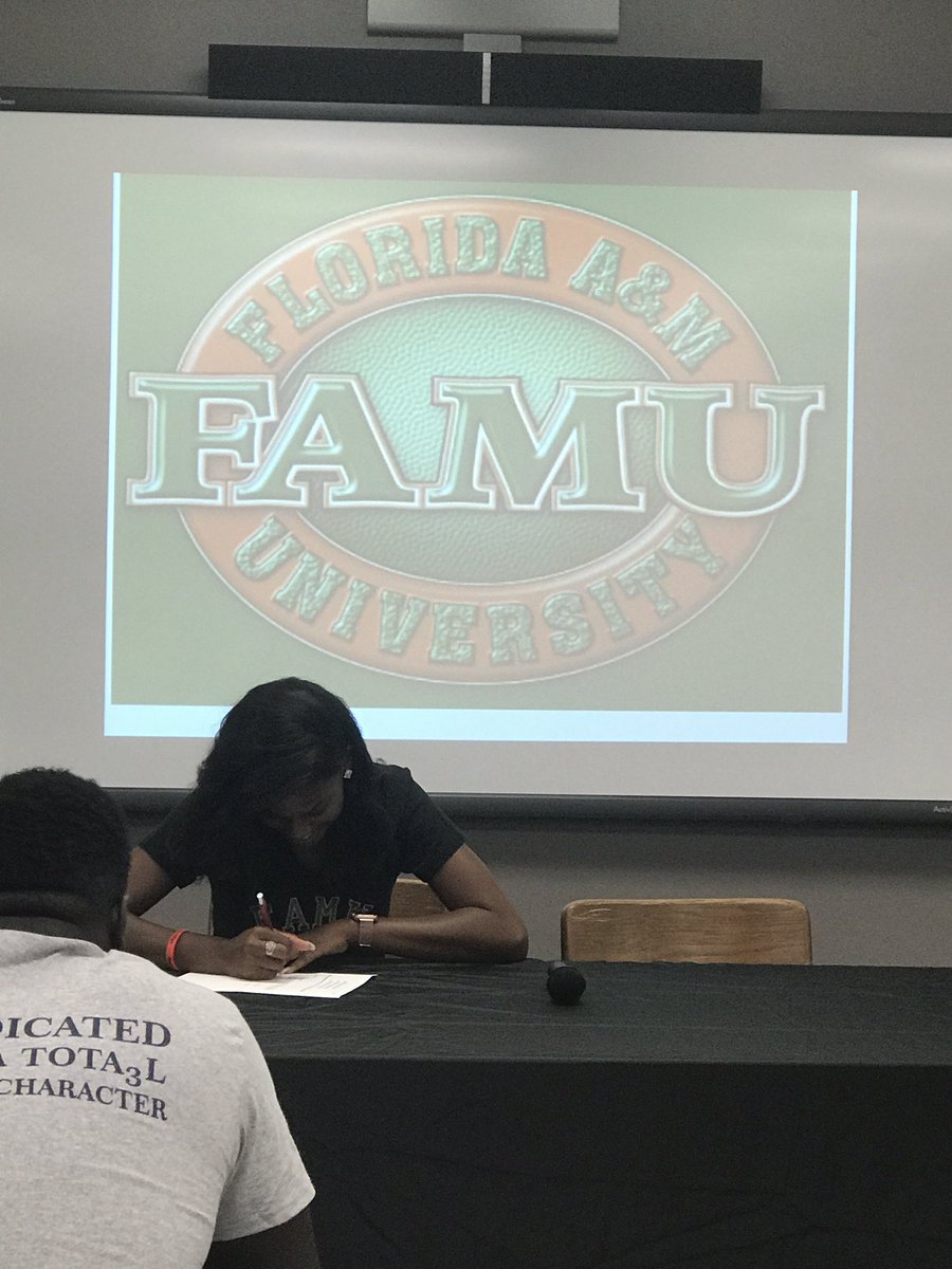 shaundreadixon's tweet photo. This Spartan is headed to the hill!!! 🐍🐍🐍 #TrackSigning #Beauty #Brains #athlete #TripleThreat💅🏾 #BagSecured 💰#Accepted #FAMU https://t.co/7roAbmdF0e