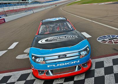 Get your #FathersDay shopping done early! Get him the gift he'll never forget. to drive a #stockcar up to 160mph. 
drivepetty.com