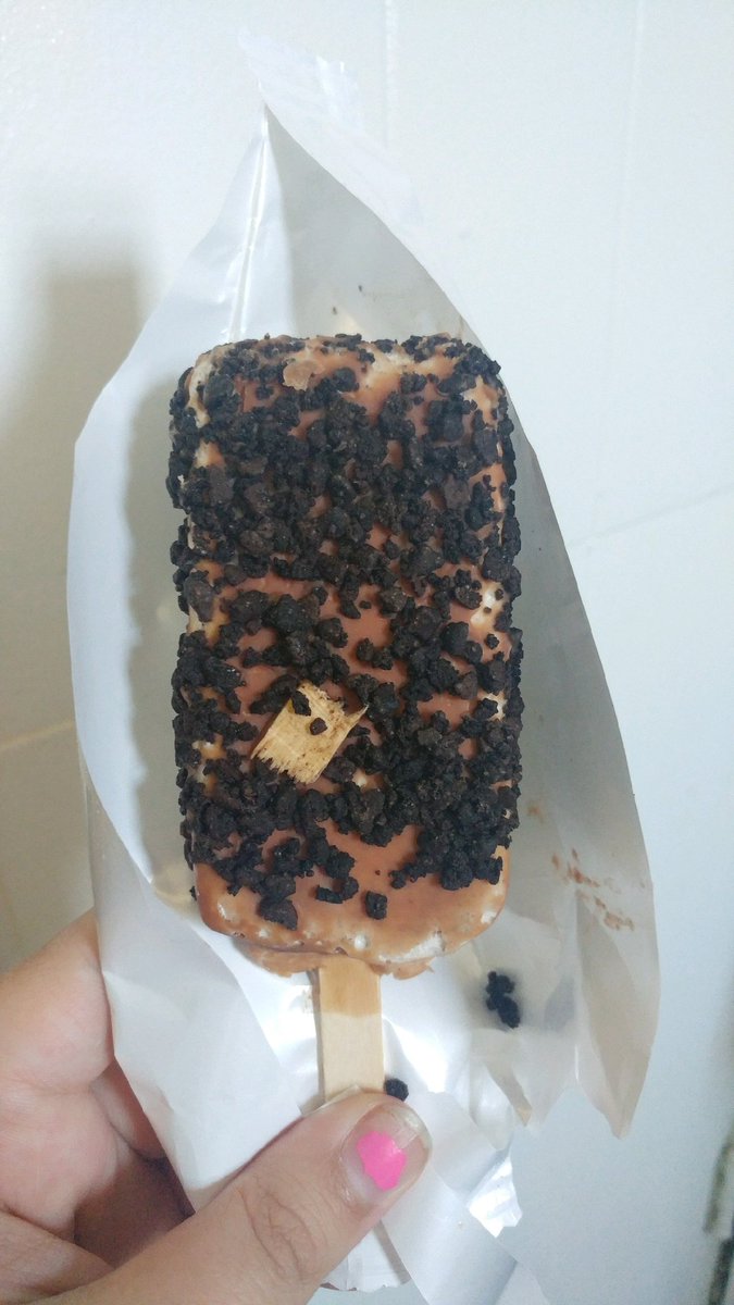 GabiThePrincess's tweet photo. @GoodHumor there was a chunk of popsicle stick on my ice cream! https://t.co/6ZfVij4qrZ