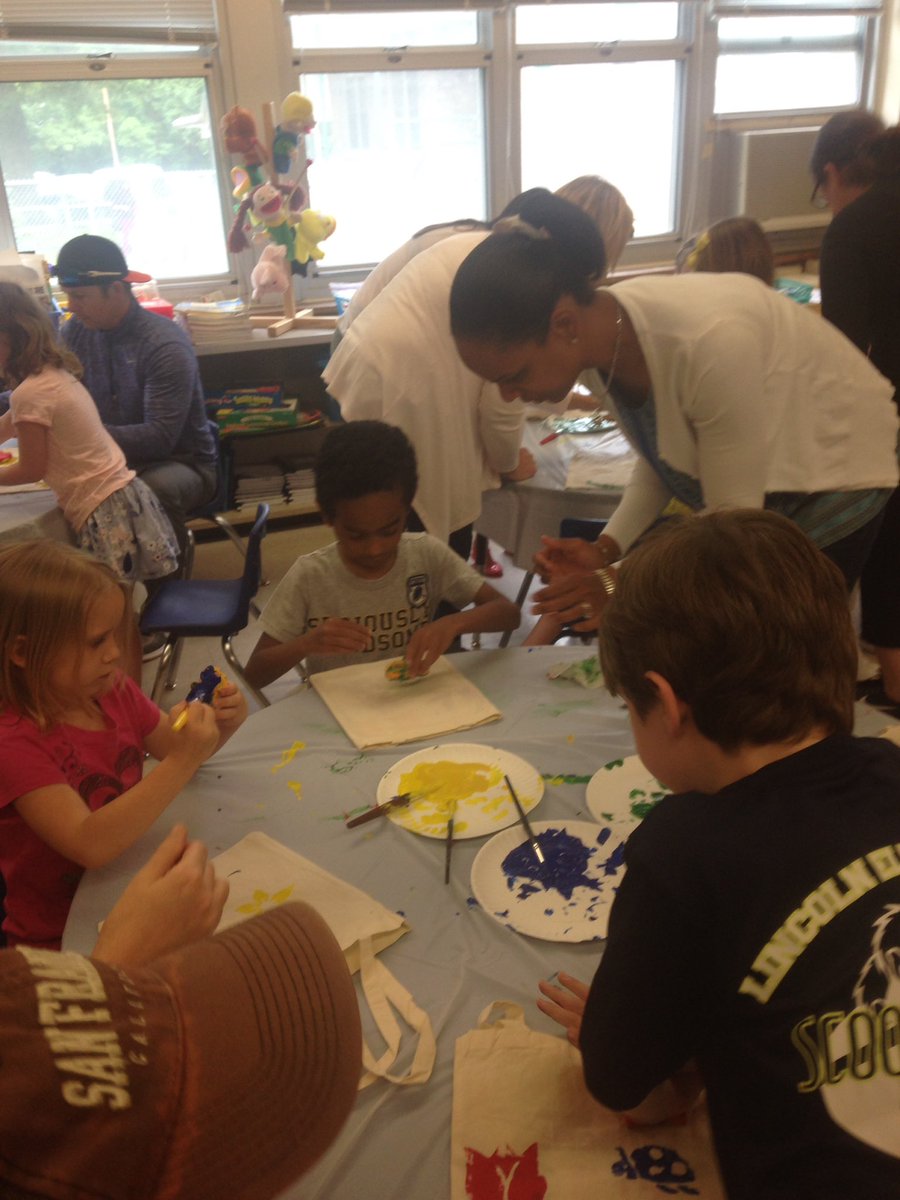 KLincolnSchool's tweet photo. KC had an awesome time decorating their bags on Planting with the Parents Day! https://t.co/NXMkpIcNv0