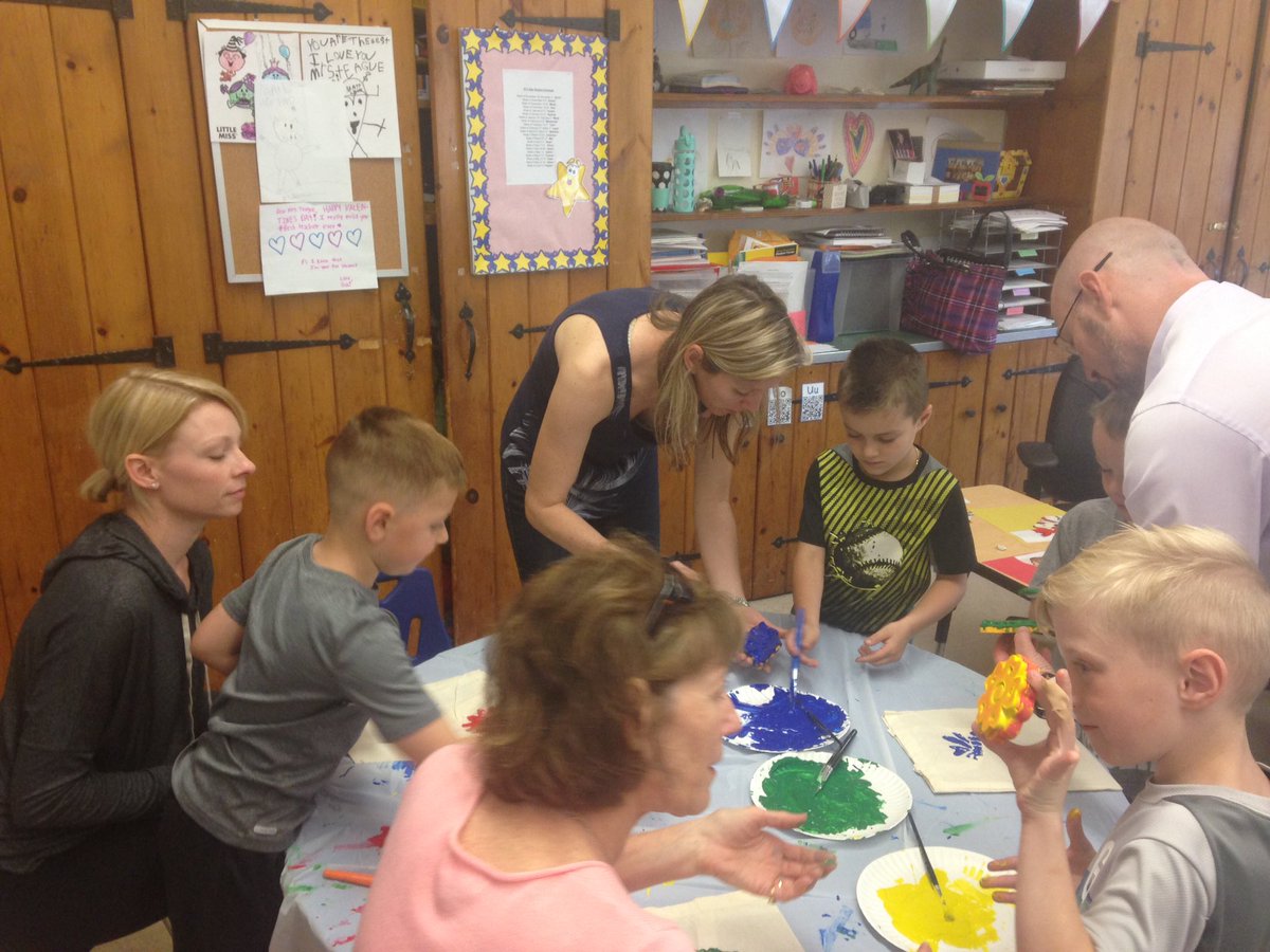 KLincolnSchool's tweet photo. KC had an awesome time decorating their bags on Planting with the Parents Day! https://t.co/NXMkpIcNv0