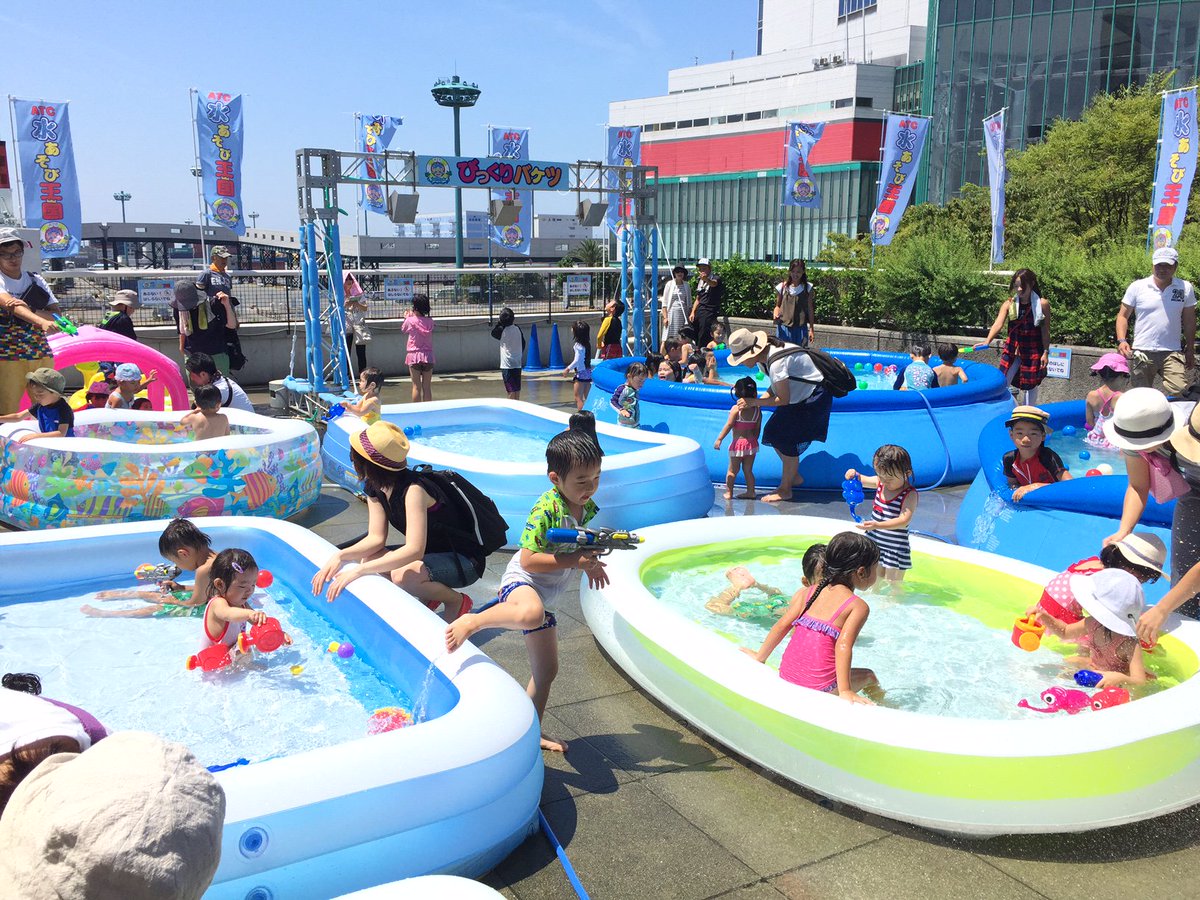 大阪南港 咲洲atc 予告 今年の夏は猛暑 毎年好評の大阪南港 Atc水あそび王国 今年も開催決定 17年7月15日 土 17日 月 祝 22日 土 8月日 日 計33日間ウミエール広場 メインゲート付近海側特設会場 にて 詳しくは T