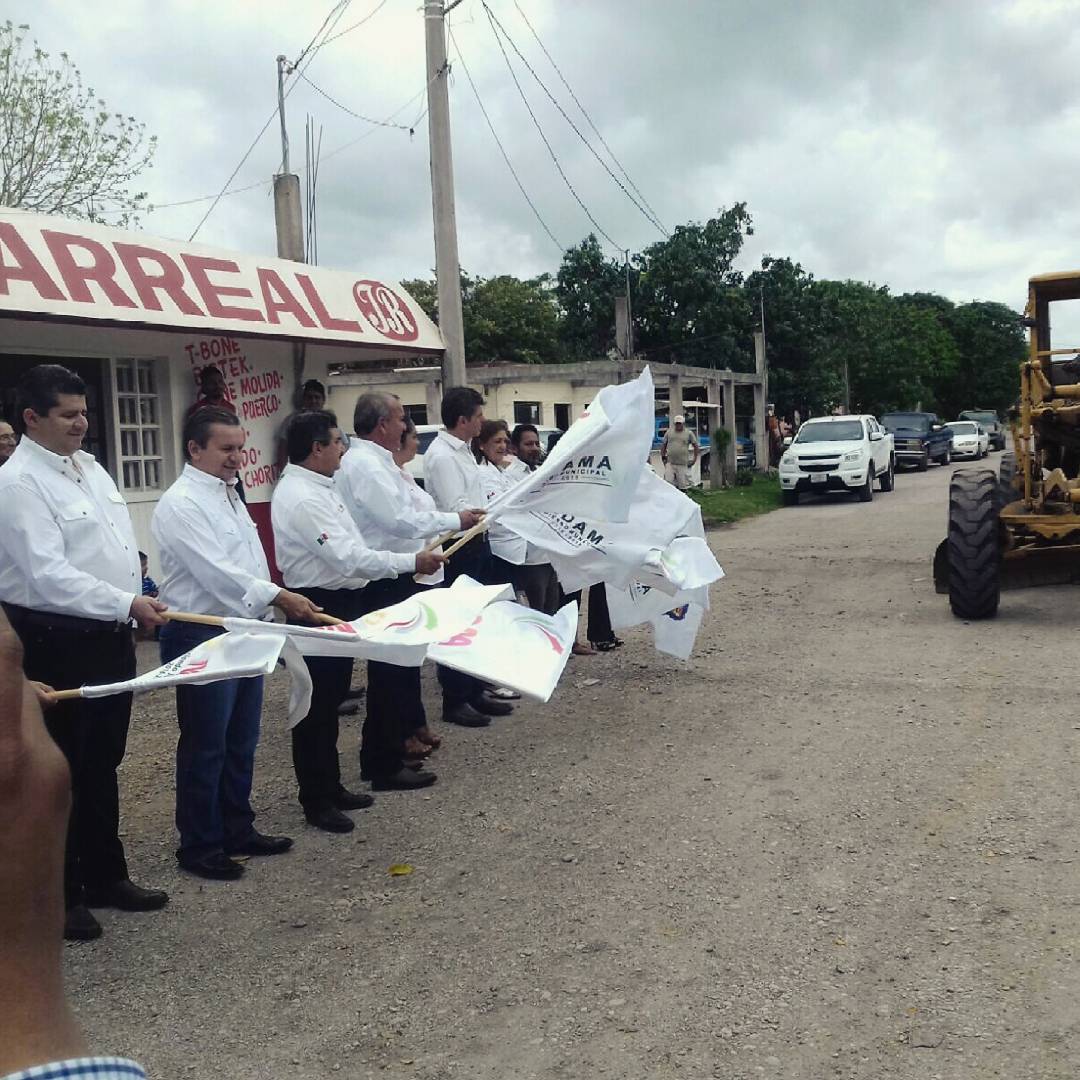 PelucoMx's tweet photo. Con mis compañeros legisladores federales dando inicio a obras del ramo 23 en el municipio de Aldama. https://t.co/75BRheTxLv