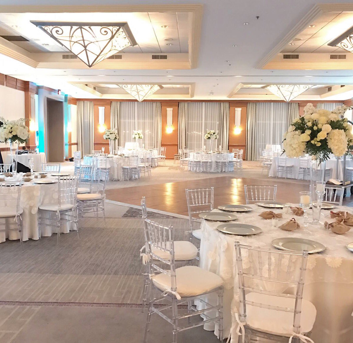 helloflowersmia's tweet photo. Y entonces ¡la aventura comienza!... 👰🏼🎩💍💐 #SoHelloFlowers #WeddingWednesday #HelloFlowersMoment #BodaMiami #NoviaMiami #Miami https://t.co/yz3L3NdZ9k