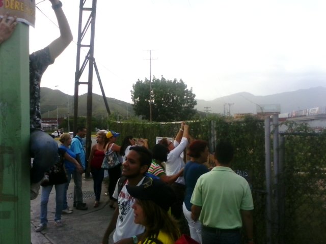 raulgcontreras's tweet photo. San Diego sigue en la calle de manera pacifica, esta vez con la protesta creativa denominada "El muro de la venguerza" https://t.co/9iNk2rm9XA