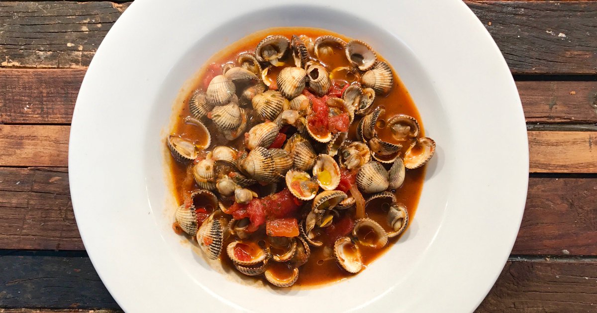 chrisburtchef's tweet photo. clams - tomato - lobster gravy with lots of mr @bread2bake12 bread for mopping up @MyttonMermaid https://t.co/opyzog1fC2