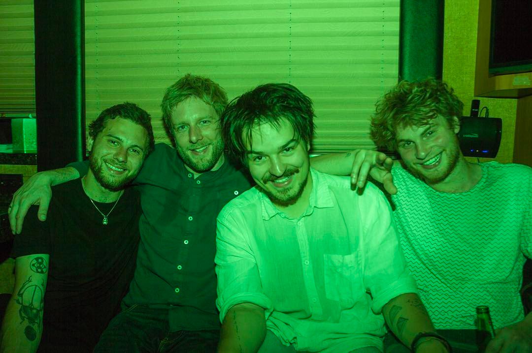 MilkyChancePeru's tweet photo. @MilkyChance junto a @captainschmidt y Anthony Molina
#MilkyChance #SebastianSchmidt #Friends https://t.co/AYgWzl1SMG