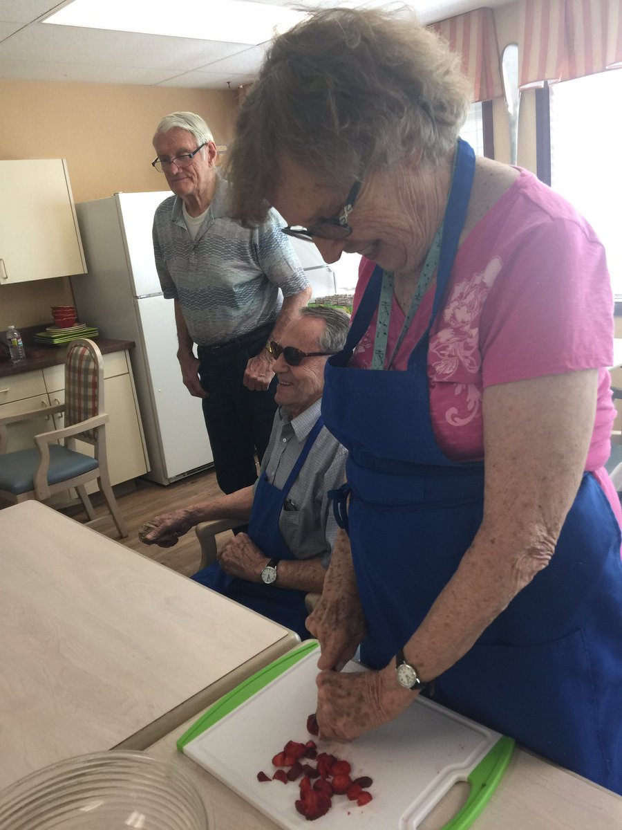 aspenridgeact's tweet photo. @AspenridgeRet Residents jammin' at The Ridge with fresh picked Oregon strawberries #FrontierCulture #InBend https://t.co/HyqqIH9CRX