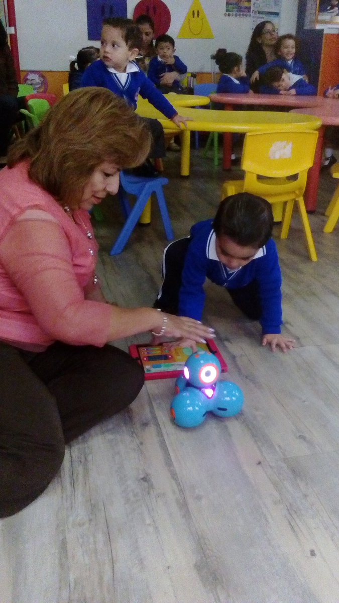 CaroReims's tweet photo. En el tercer dia de nuestra semana cultural en @Reimsoficial los peques y sus papas disfrutan con dash and dot 👍👦👧 https://t.co/tv5ETVl48q