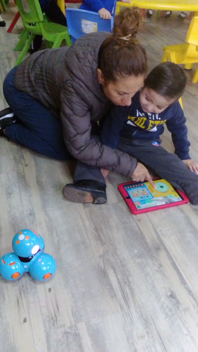 CaroReims's tweet photo. En el tercer dia de nuestra semana cultural en @Reimsoficial los peques y sus papas disfrutan con dash and dot 👍👦👧 https://t.co/tv5ETVl48q