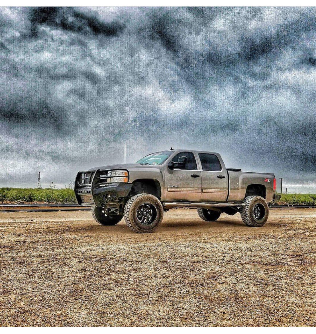 2013 Chevy Duramax that looks this good, has to be shown off! Nice <a href="/6/">Adrián Lamo</a>.6_slowmax #frontiertruckgear #chevytrucks #bumper #wegotyoucovered